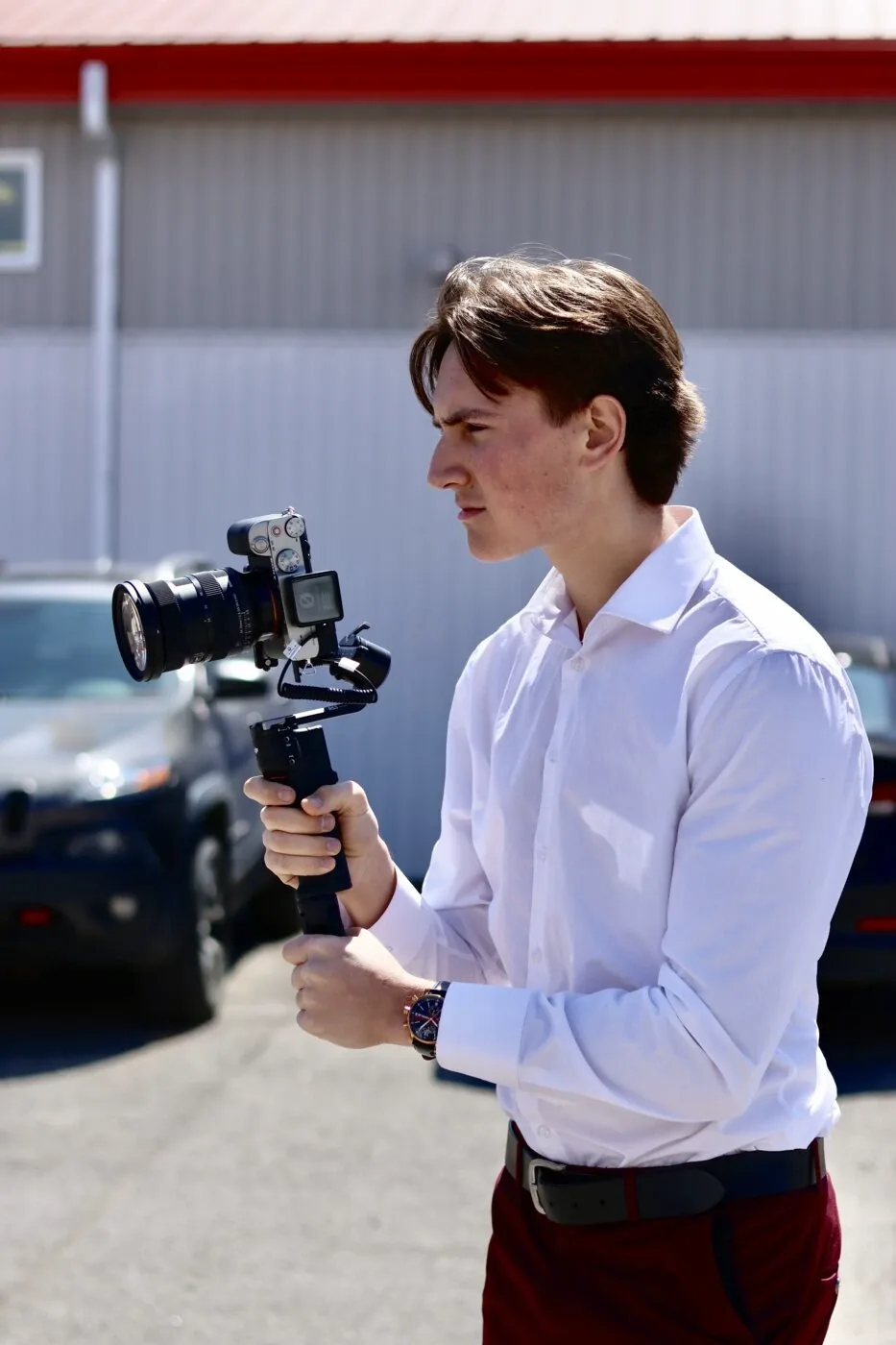 Evan Arcand, fondateur d'Axio Média, caméra sur stabilisateur en main pendant un tournage
